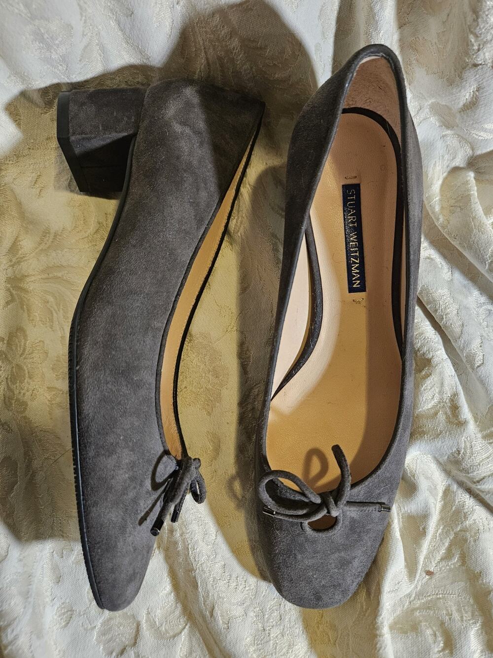 Stuart Weitzman Gray suede Bow Tie Gabby 45 Pump NWOB Sz 7.5 Wide New! $450